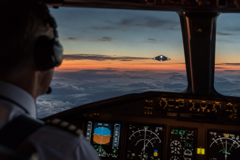 Pilote et étrange objet au coucher du soleil