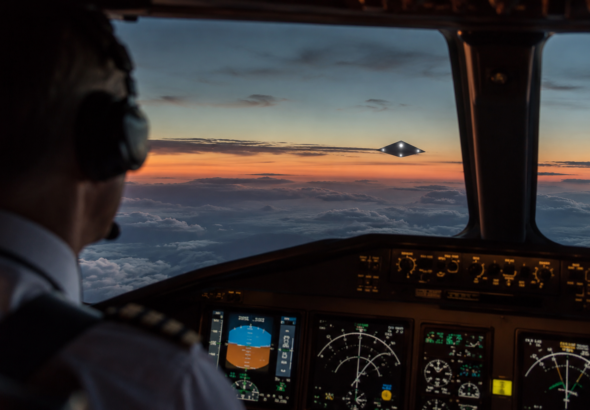 Pilote et étrange objet au coucher du soleil
