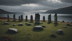 Vue du Loch Ness en Écosse, lac associé aux apparitions de Nessie au Loch Ness depuis des décennies